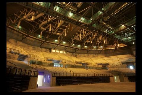 The 10,600 seater arena draws its industrial character from its huge scale, artificial lighting and openly expressed structure and services 